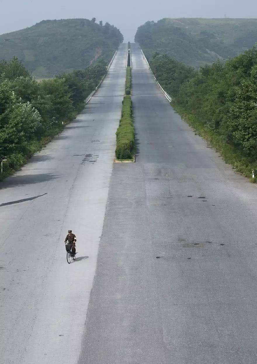 朝鲜高速公路上常见的三个现象,如果发生在中国简直不敢想象!