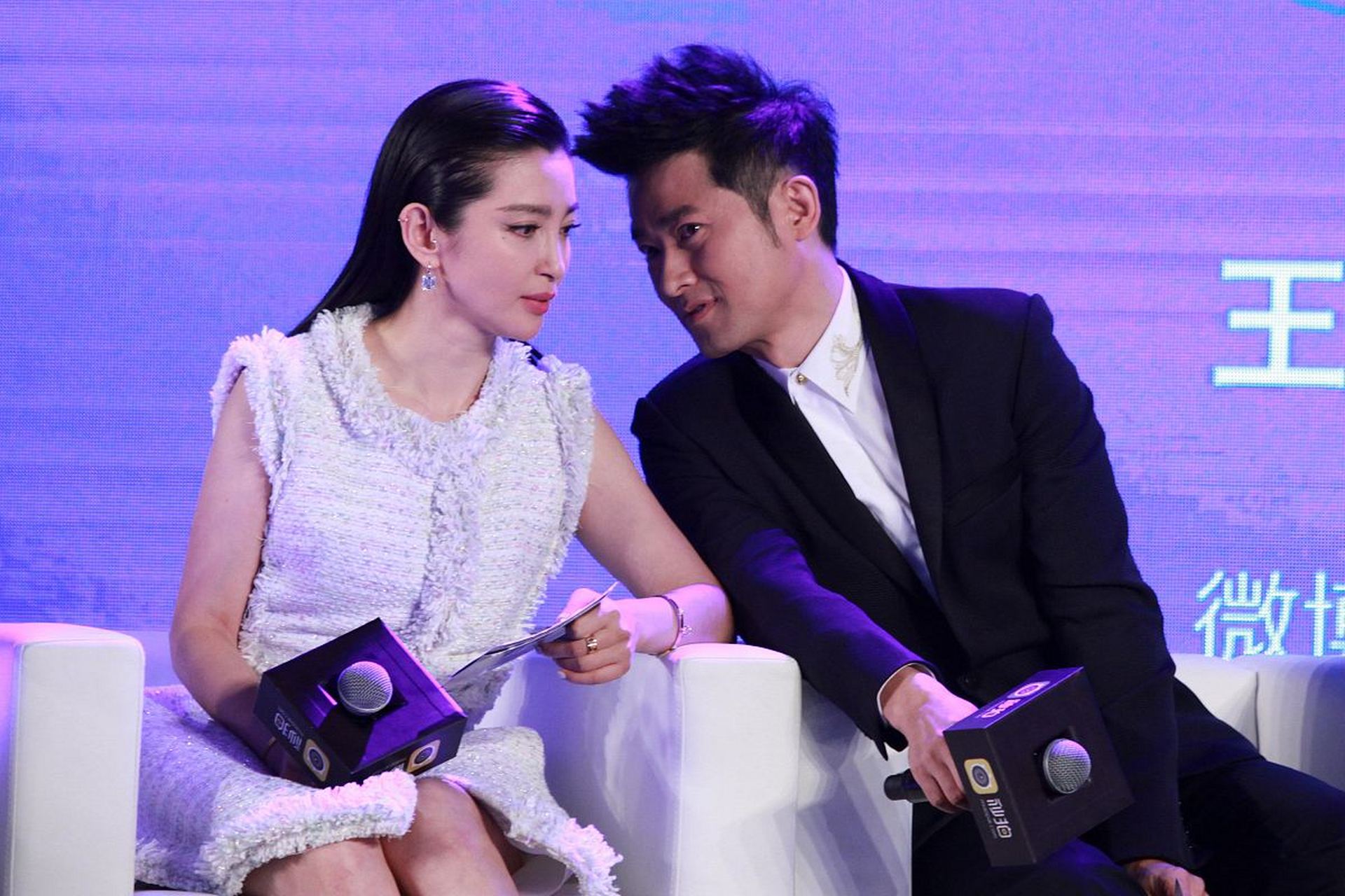 1995年,李冰冰贴在任泉耳边说话:"你跟我去广州拿我的代言费,26万现金