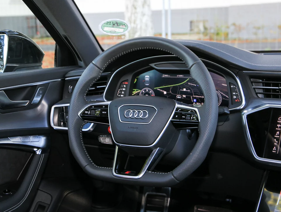 这款车方向盘的设计,看着就高端大气上档次,使得整个车内科技感爆棚.