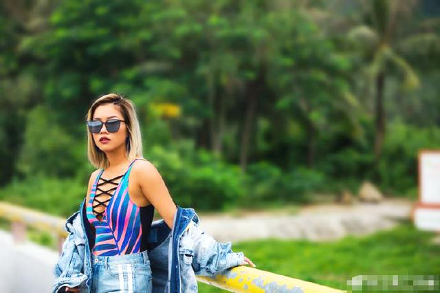 王菊穿泳装大秀事业线 池中戏水身材窈窕性感撩人