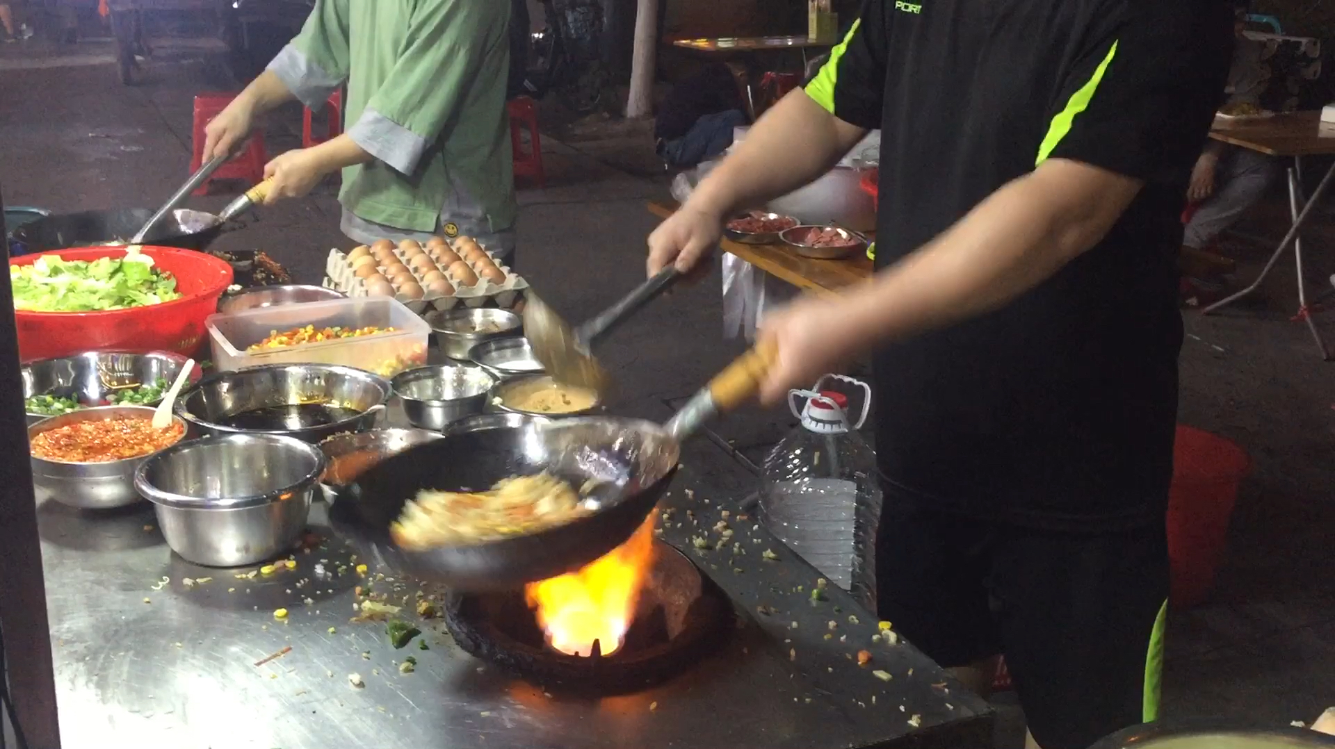 广州炒饭小哥火遍网络,炒饭动作真带劲,没有几年工夫练不出来