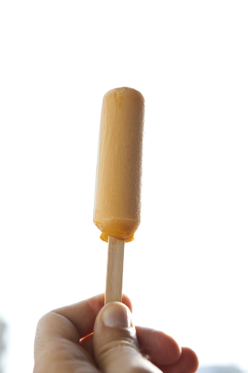 最近,一款韩式泡泡雪泥雪糕引发了广泛争议,因为它看起来太像避孕套了