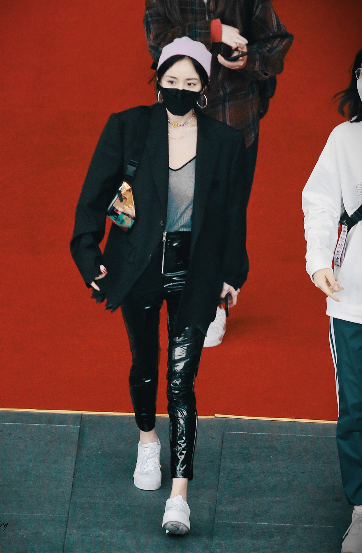 杨幂机场街拍,黑色西服搭配黑色漆面皮裤,名副其实的时尚女王