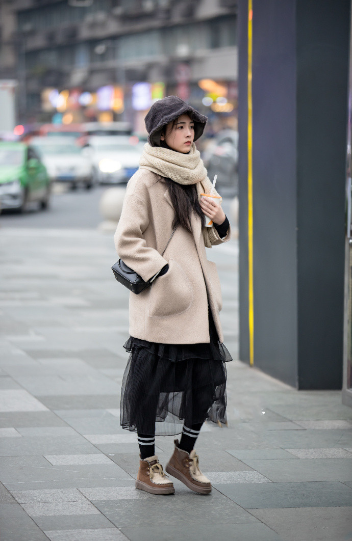 卡其色大衣搭配蛋糕层的黑色纱裙,保暖有很有仙气,可爱有很甜美的小姐
