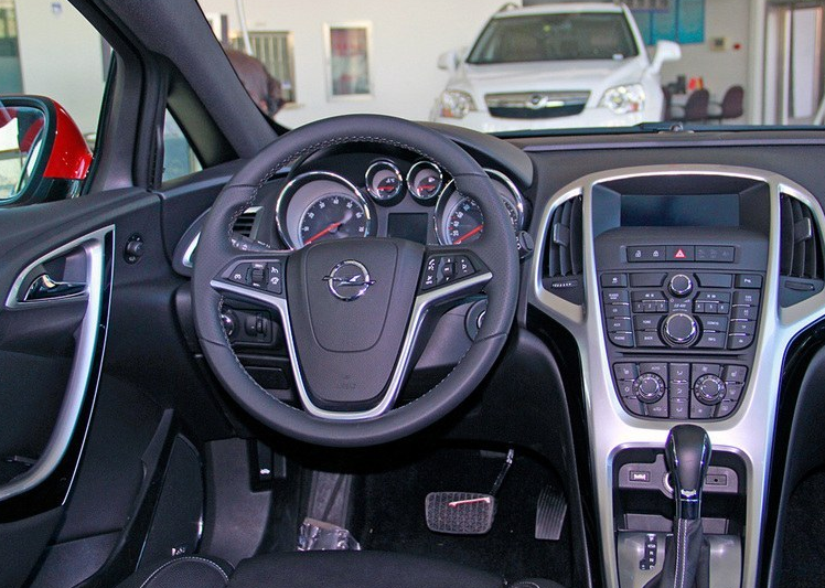 欧宝-雅特的方向盘不是很重,大小比较适中,握感很好,操控很轻巧,简单