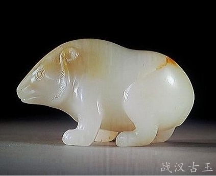 日本美秀博物馆藏一对战国铜镏金立熊 汉代玉熊倒是相对常见一些,在