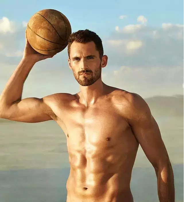 都是抱着球拍照,乐福的肌肉其实并不比c罗差,却不受詹姆斯待见