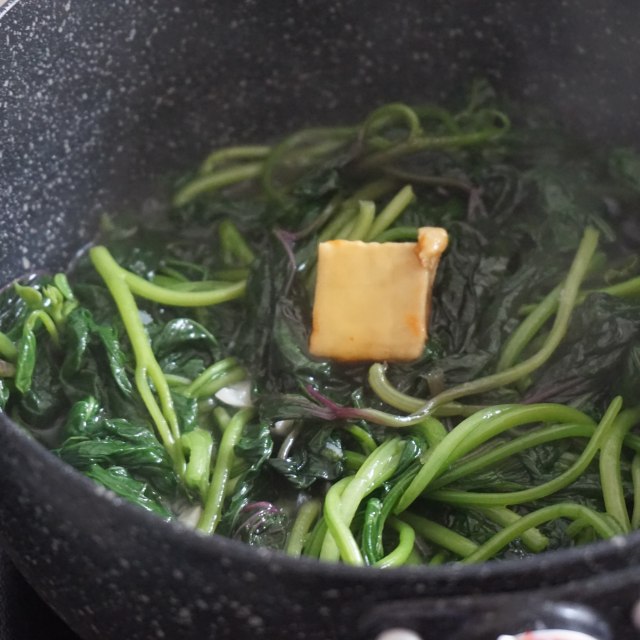 蒜蓉炒薯藤,番薯藤这么吃也是一绝了,嫩嫩的番薯藤别扔,炒着吃很不错