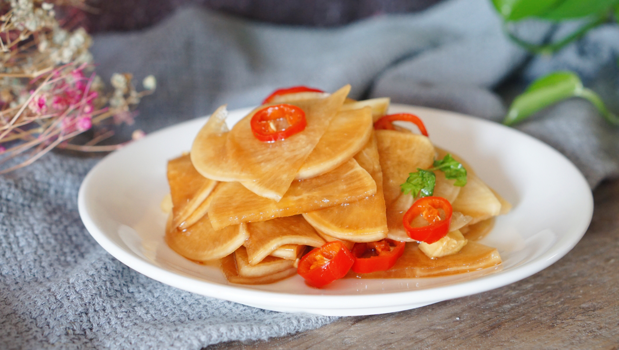 老妈20年的秘制腌萝卜配方,萝卜酸辣爽口,清脆开胃,百吃不腻