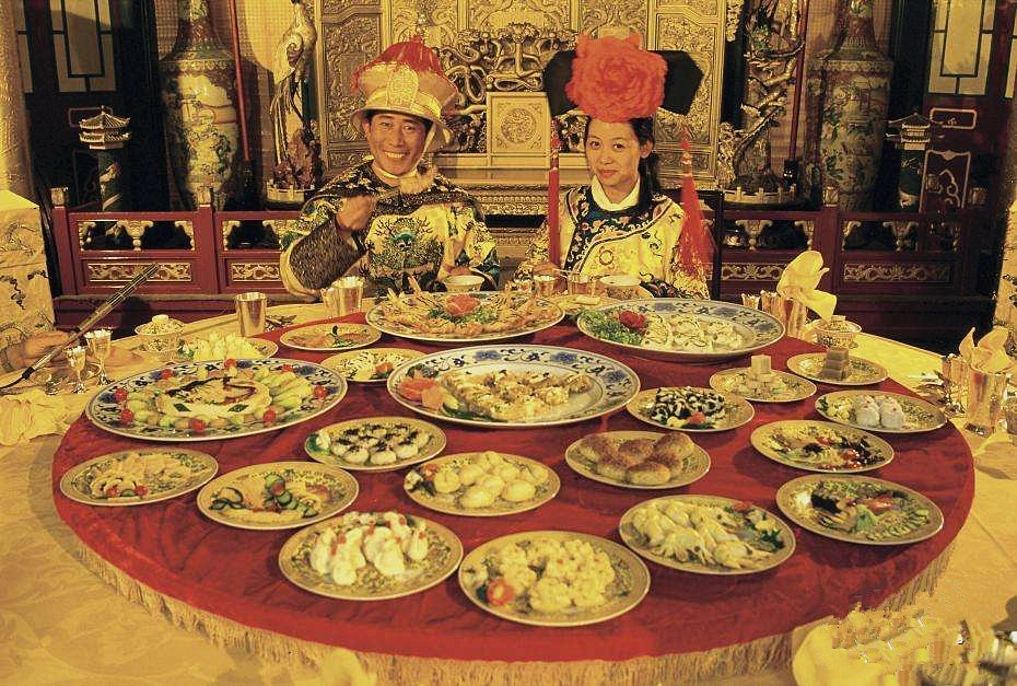 清朝皇帝一顿几十道菜吃不完怎么处理?竟有人用它谋取到了暴利!