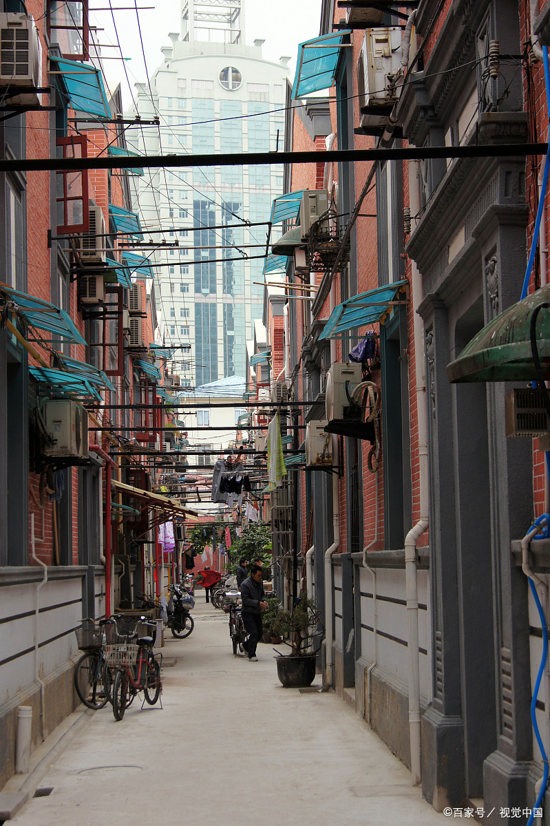 走进上海的弄堂,仿佛穿越了时空,回到了那个纯真的年代.