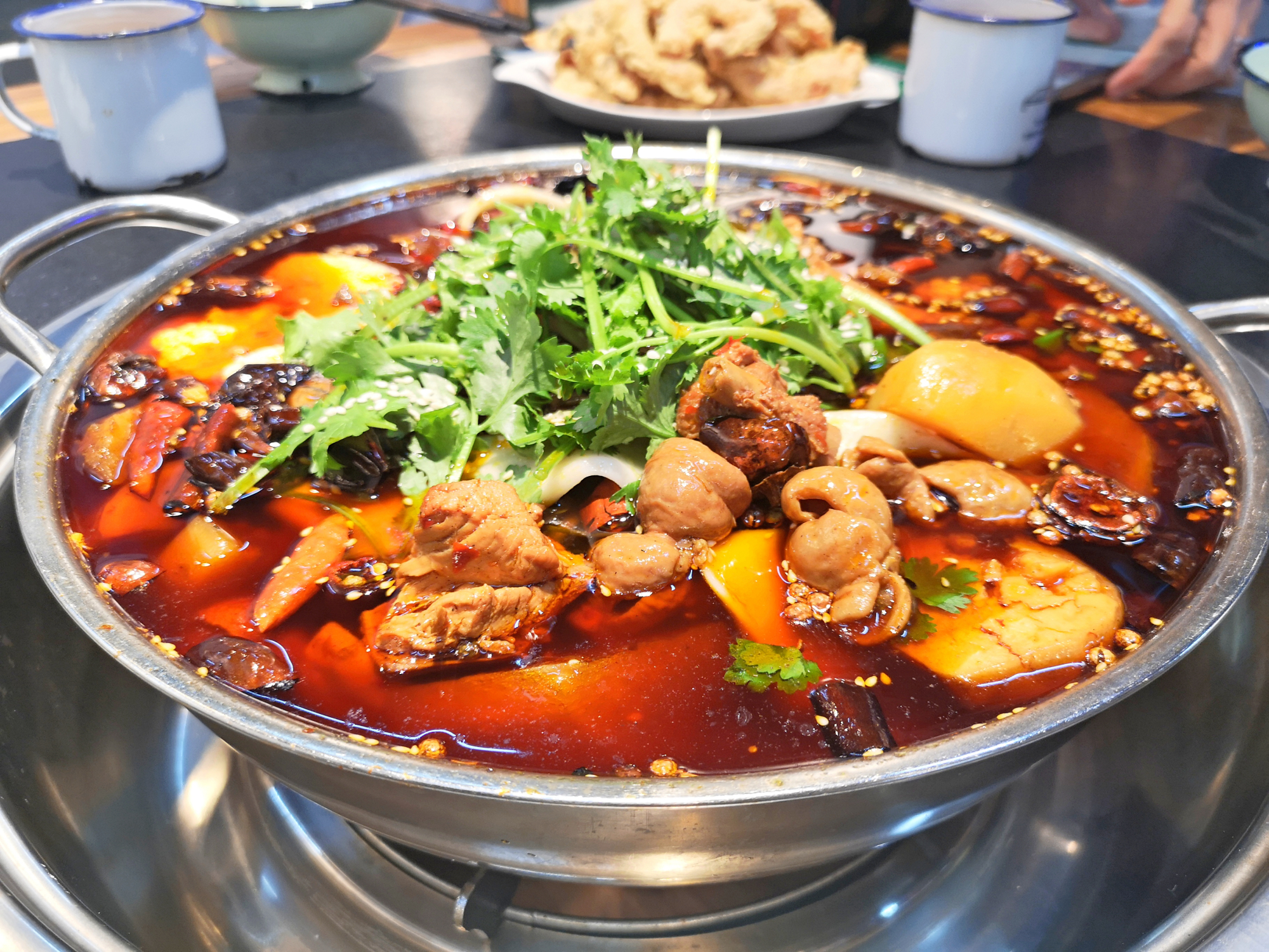 有着30多年技艺的肥肠鸡,老店只有三张桌子,如今新店餐餐爆满