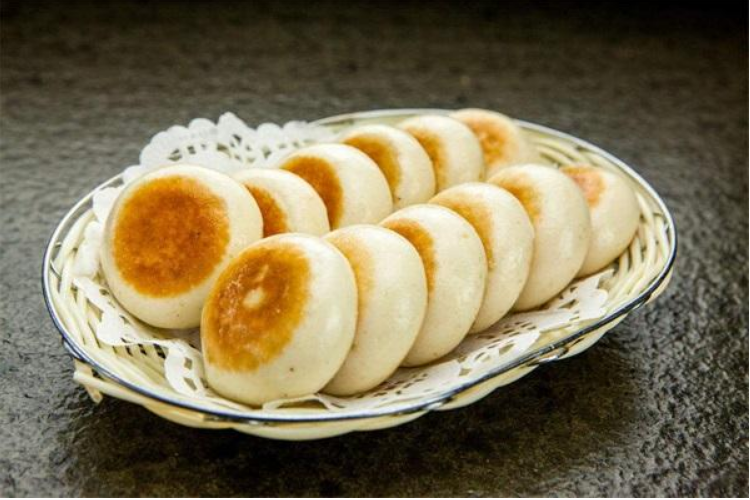 老少通吃的红糖锅盔,白白胖胖的外表,香甜浓郁的内心!