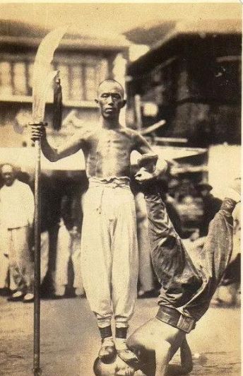 清朝时期的街头卖艺人,实拍胸口碎大石