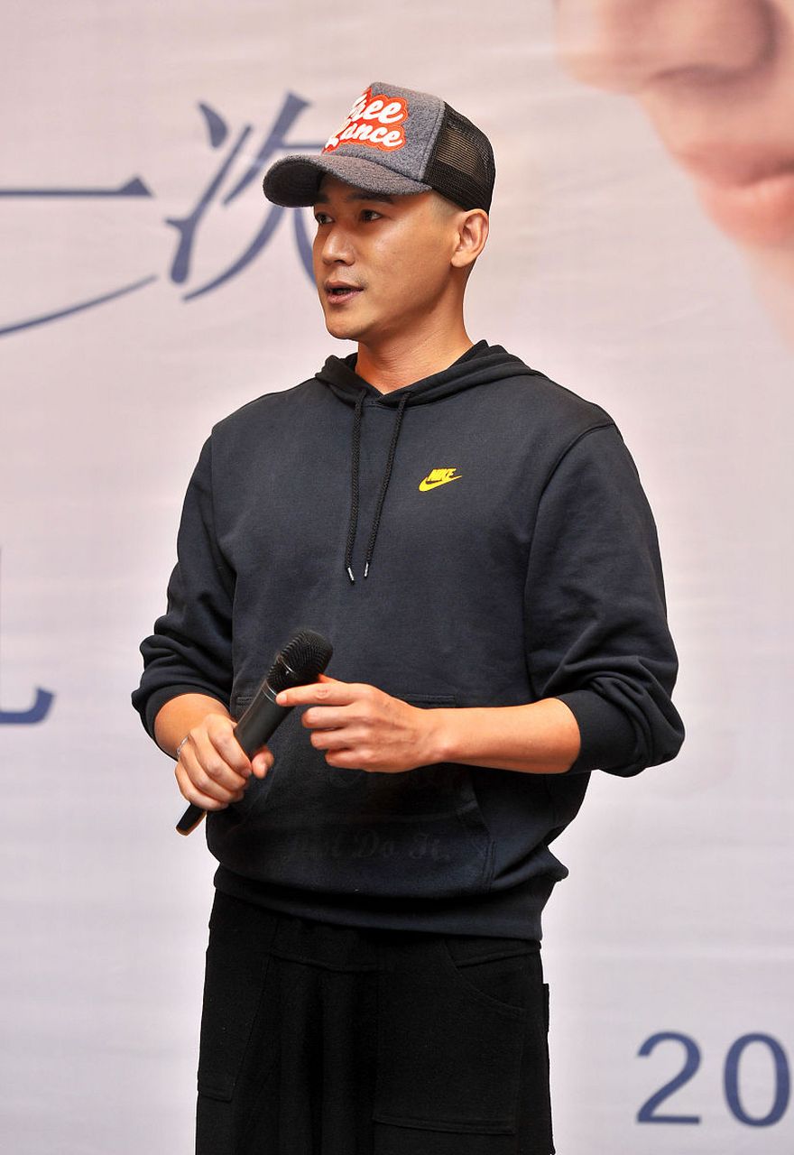 如果没猜错的话,陆毅戴帽子,是为了遮住光头吧[左捂脸]!