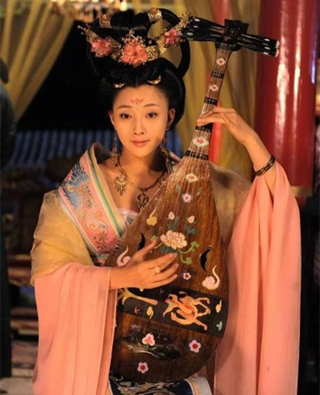 大学生cos王者"杨玉环",在线弹琵琶美得让人移不开眼!