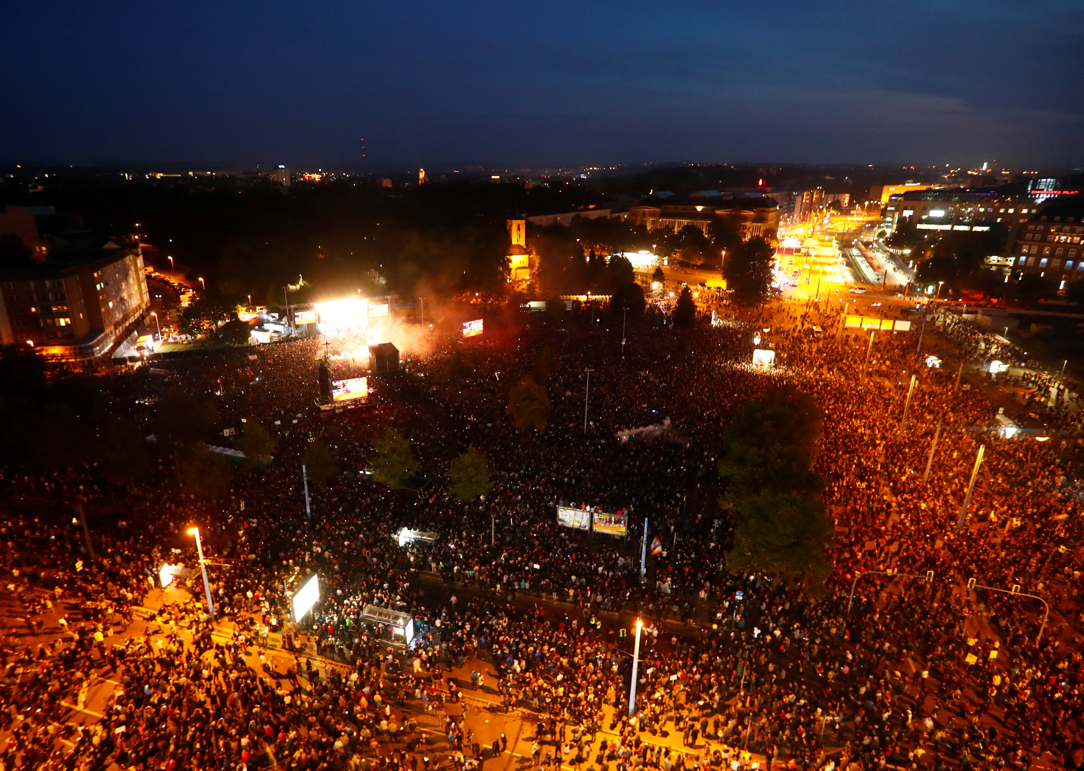 数万人参加德国开姆尼茨反种族主义音乐会(3)