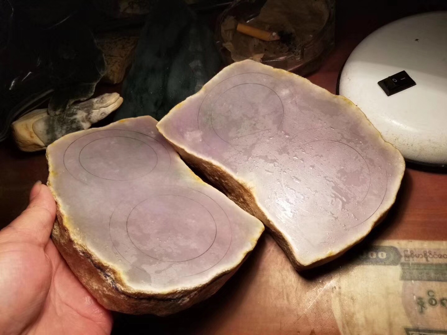 木那全赌料原石切开后一片春色,成品翡翠起货惊艳