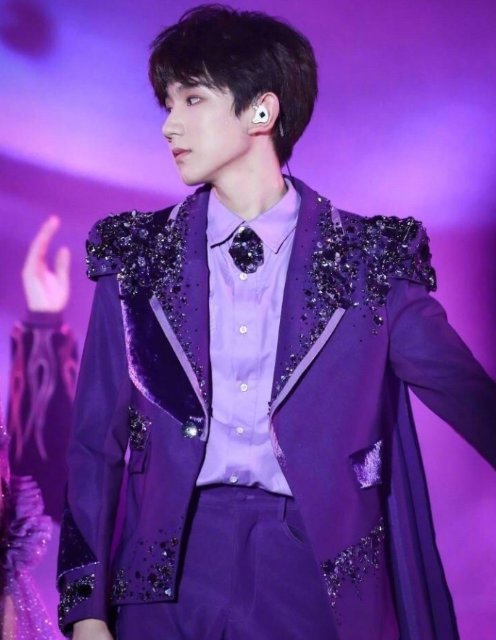 王源工作室报平安tfboys五周年,王源疑似被激光笔照伤眼睛,工作室官博