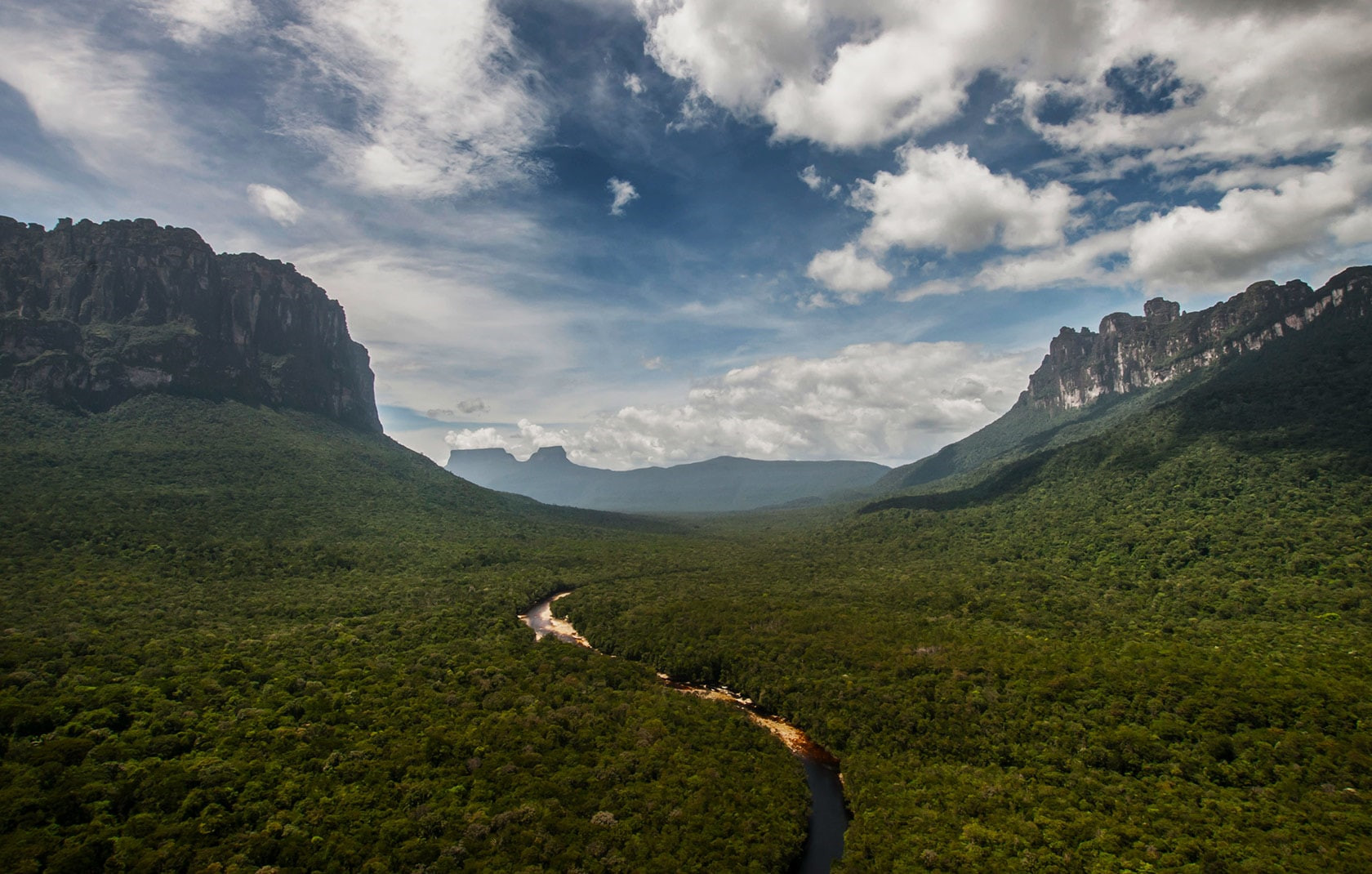 19世纪末,英国想要吞并英属圭亚那来自该地区的tepuis,因为该地区有