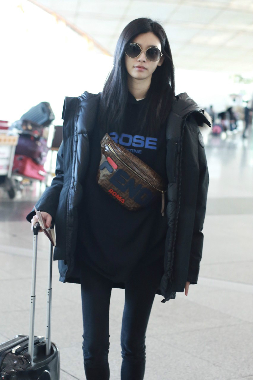奚梦瑶穿黑色羽绒服搭配黑色裤子现身机场,戴墨镜皮肤白皙