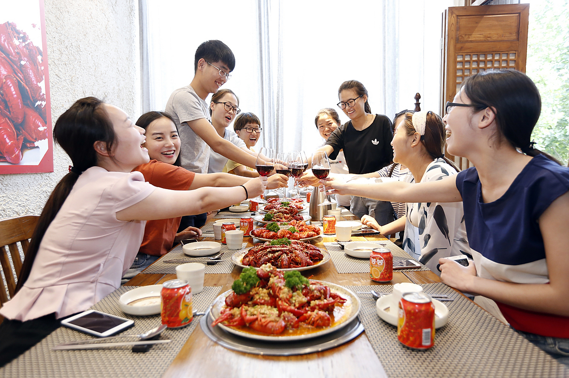 聚餐,我们的欢乐盛宴  在大学的时光里,聚餐总是那个令人期待的时刻