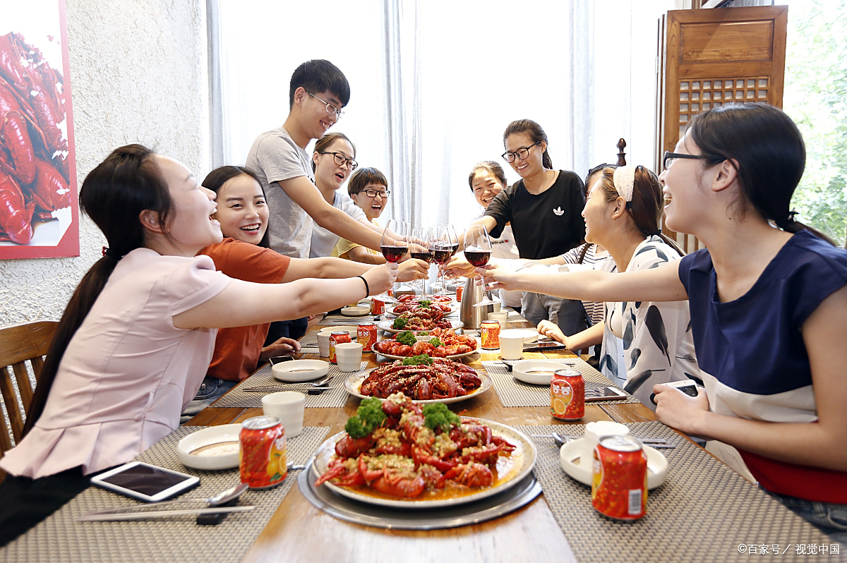 聚餐,我们的欢乐盛宴  在大学的时光里,聚餐总是那个令人期待的时刻.