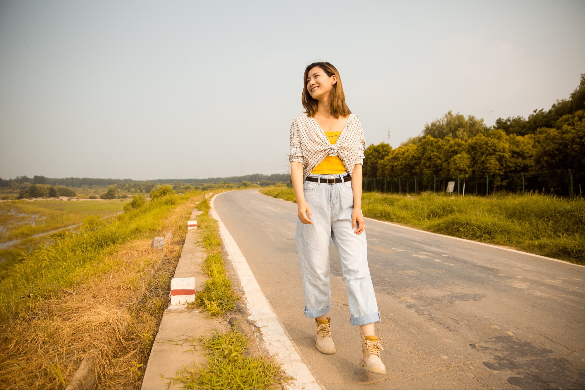 一个美丽的女流浪歌手 不拜金不浮夸