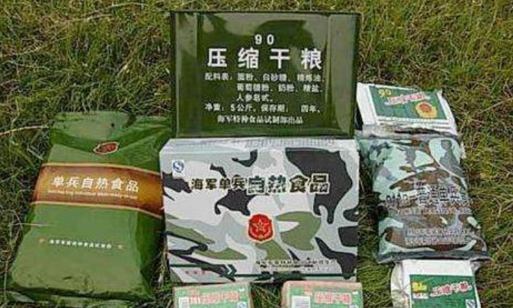 为何军用压缩饼干那么能抗饿?小哥用沸水煮过后,原因一看就知道