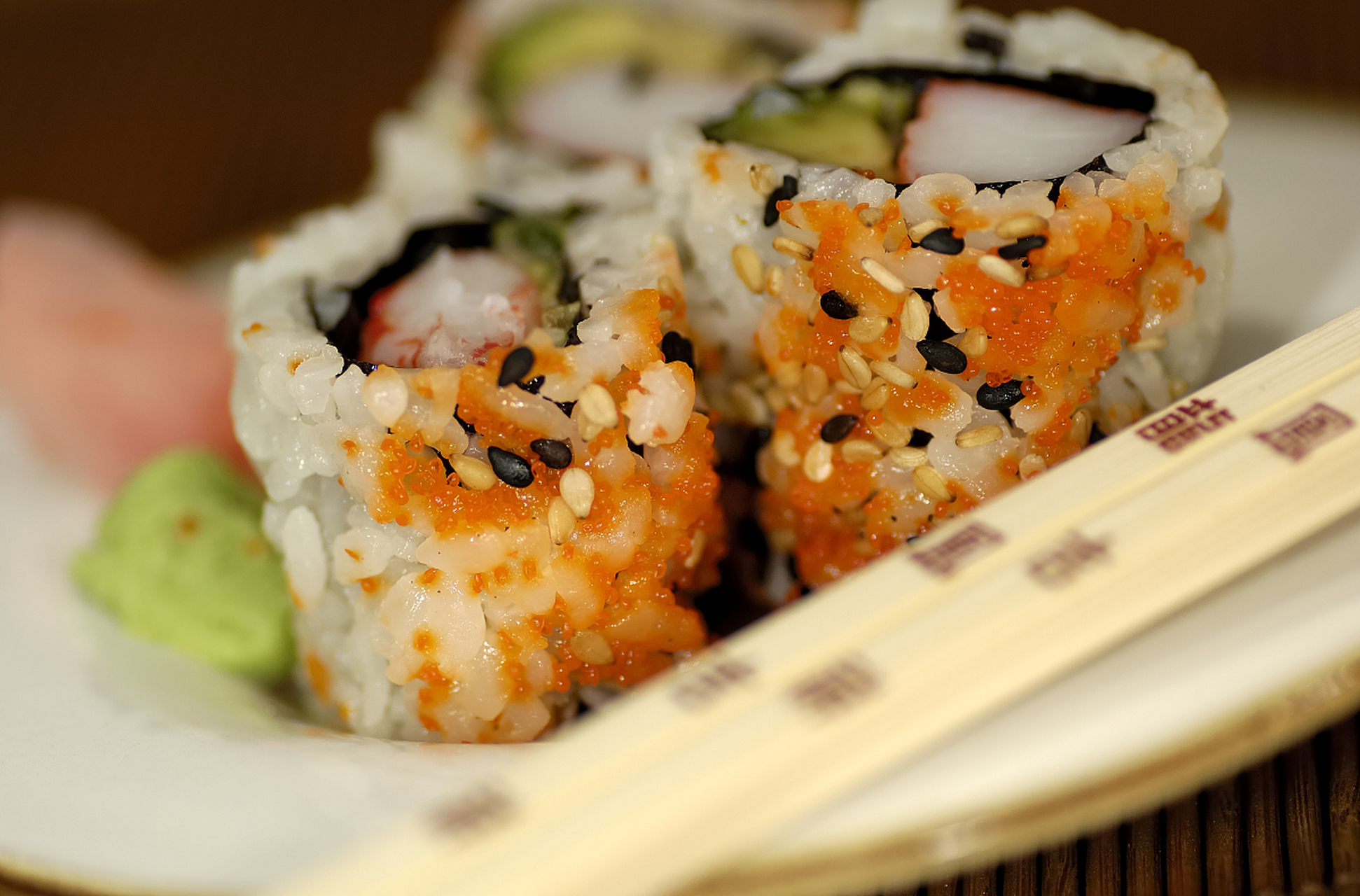 品尝鱼籽寿司,尽享海洋美味!