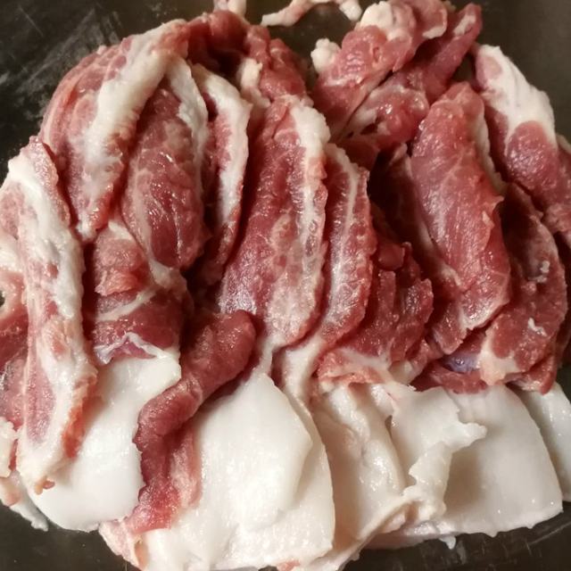 第2步,猪肉切薄片 要想很薄 可以半冷冻
