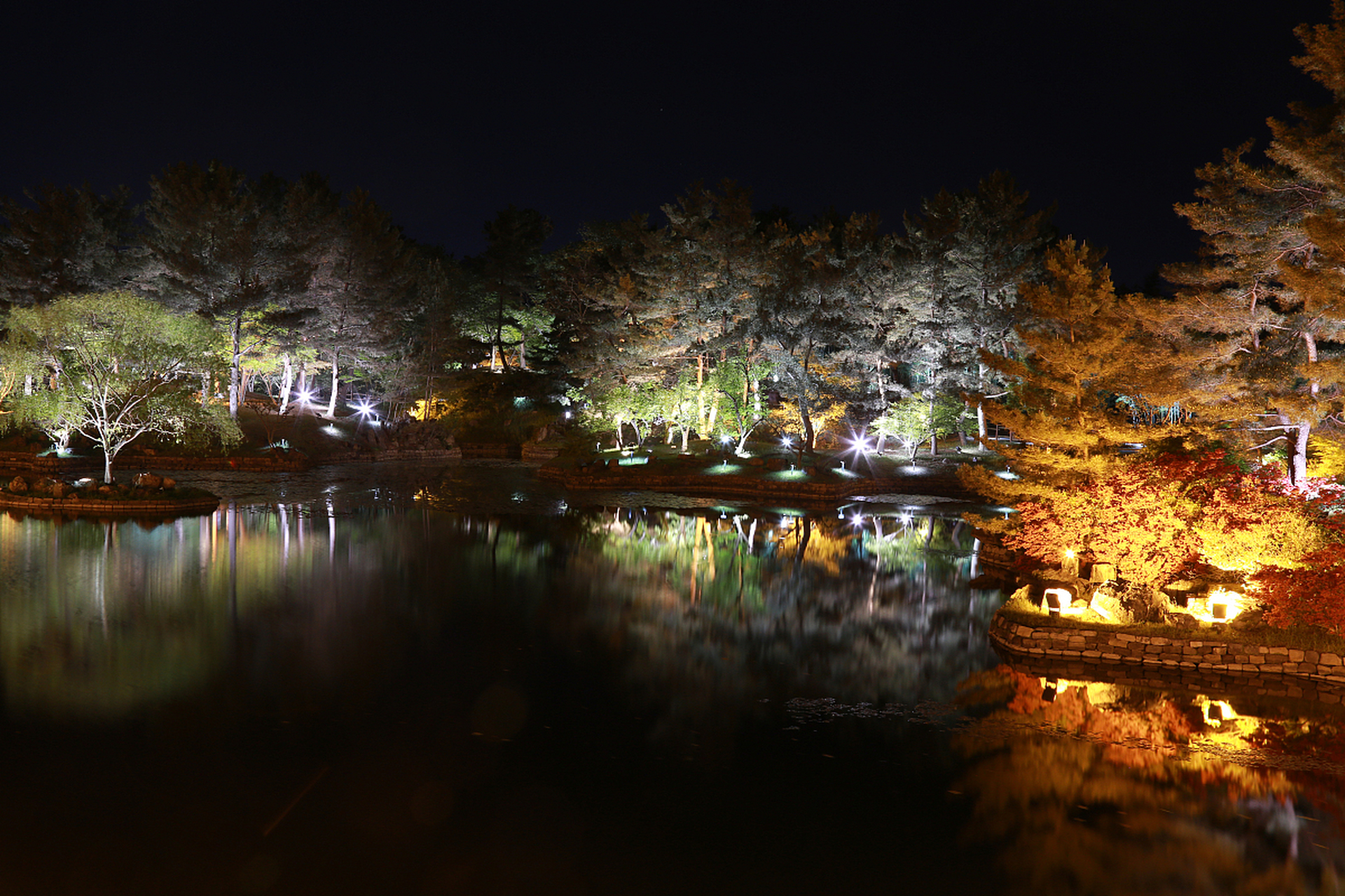 🏮  💡步入寒山寺,首先映入眼帘的是点点