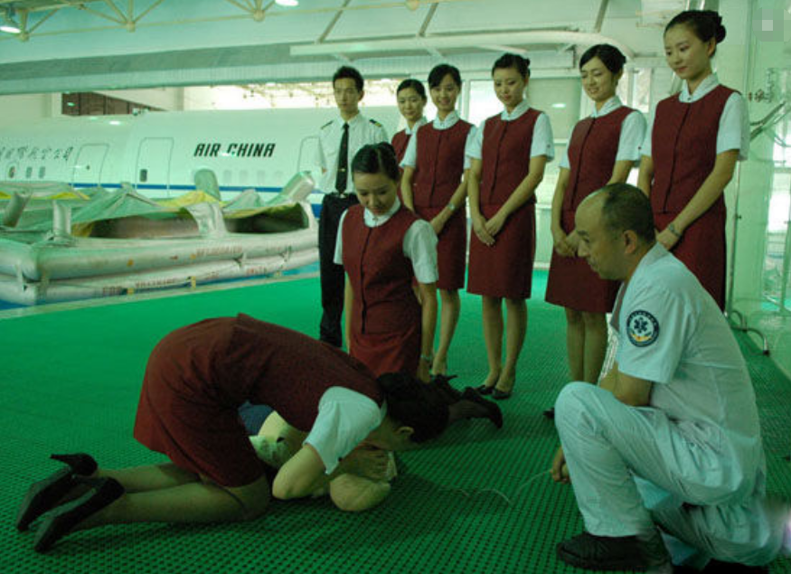 为什么空姐的制服是裙子,蹲着服务乘客的时候不会不方便吗?
