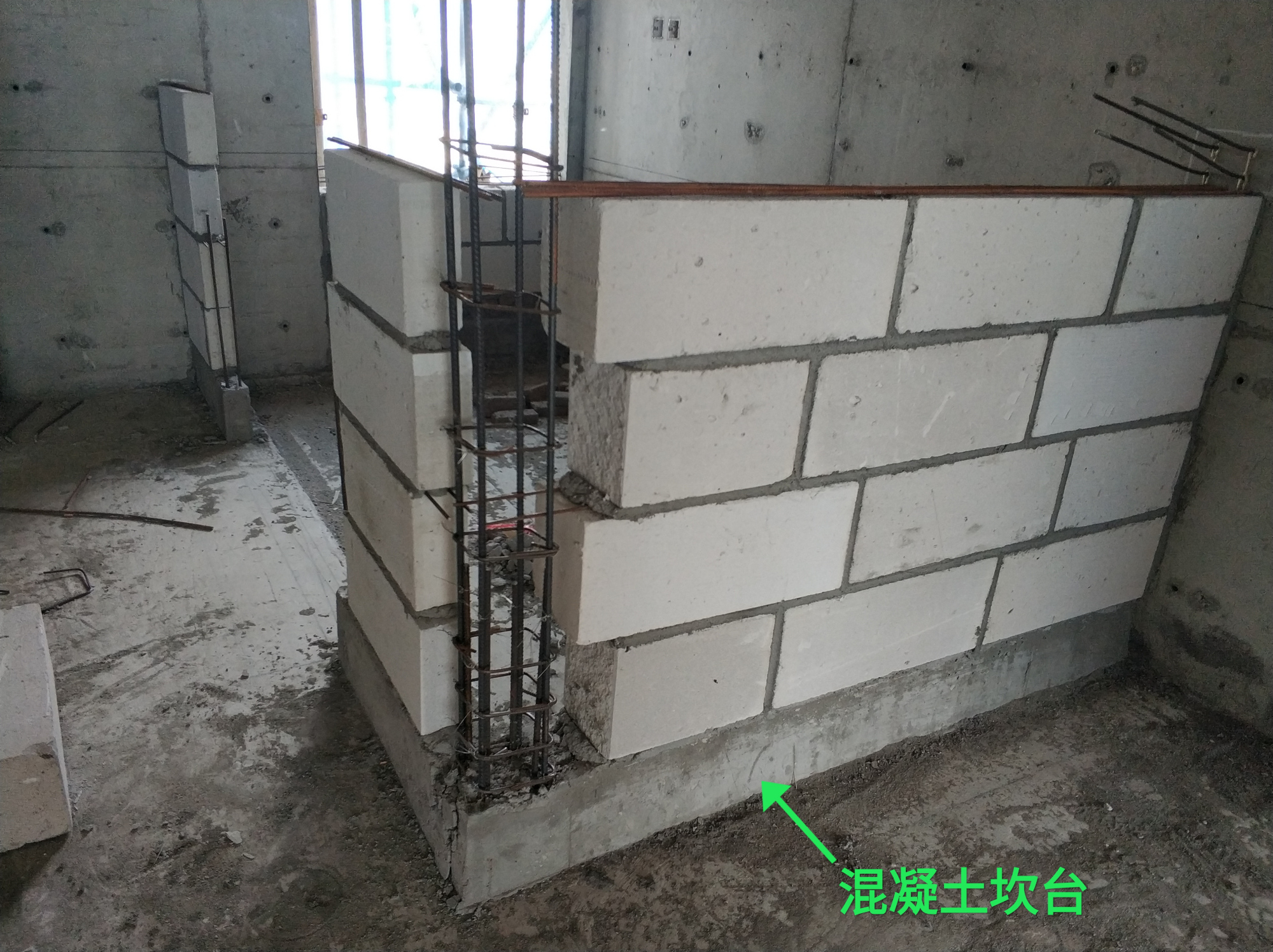 小型空心砌块,蒸压加气混凝土砌块砌筑墙体时,墙底部宜现浇混凝土坎台