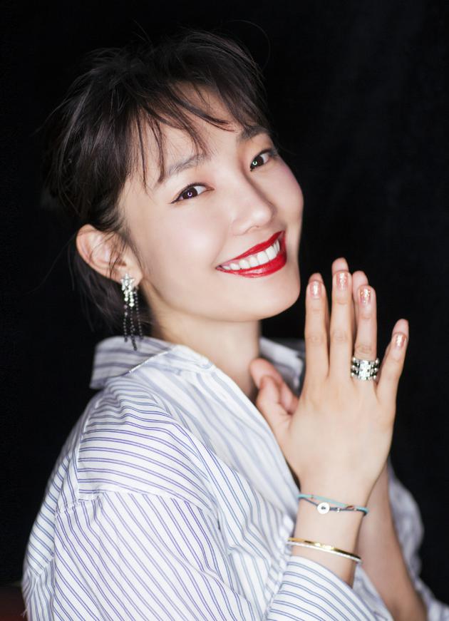 白百何出席活动现场,衬衣的扣子崩开,网友看后非常尴尬