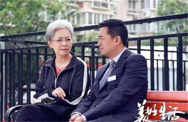 张嘉译拍戏迟到,宋丹丹闹场,8块钱化解"危机"