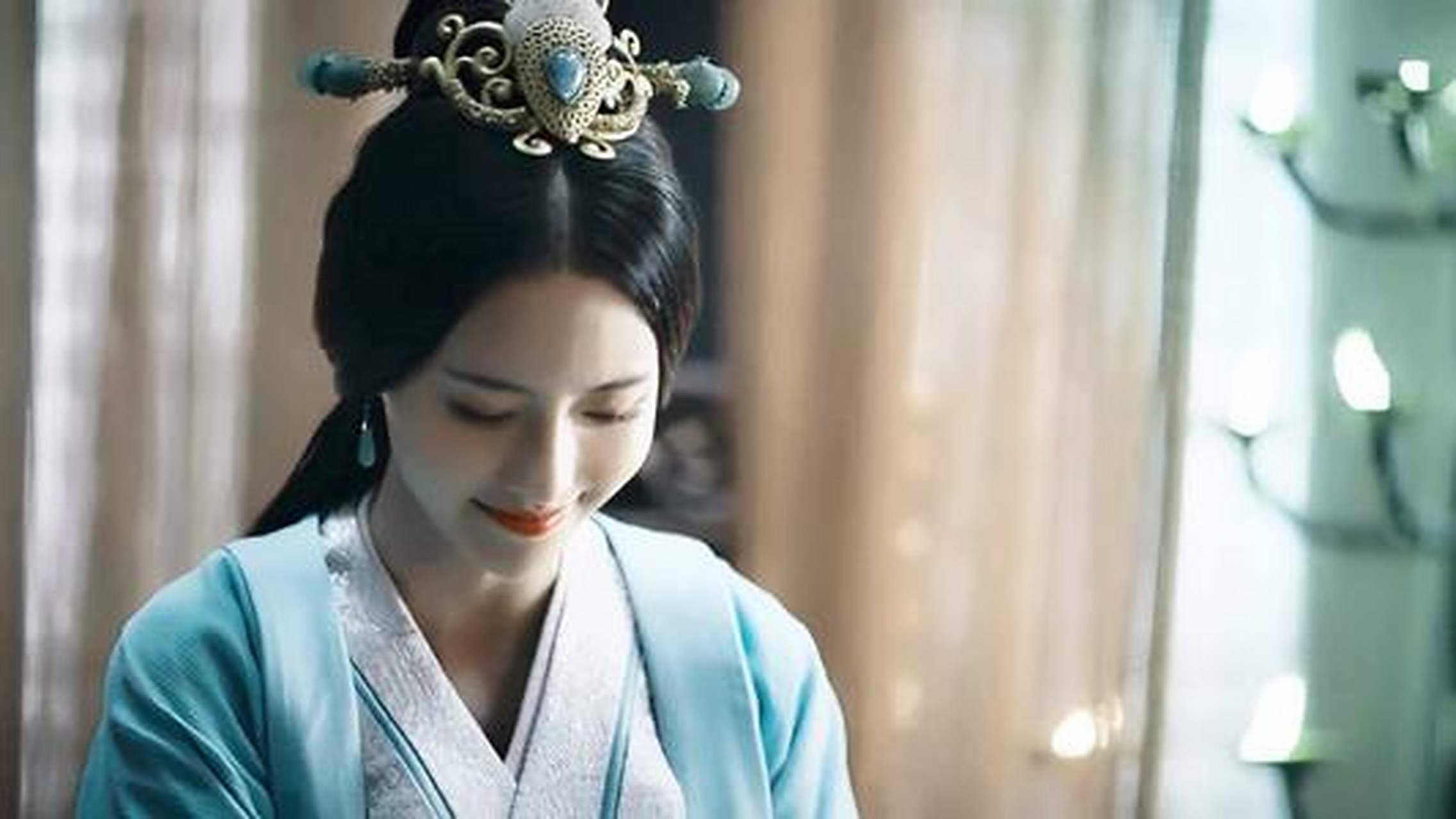 记载了这样一个故事:  曹丕的妻子甄氏(文昭甄皇后),是三国时期一等一