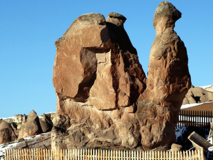 集中分布着造型奇特的火山石锥,最著名的是骆驼形状了,相似度差不多