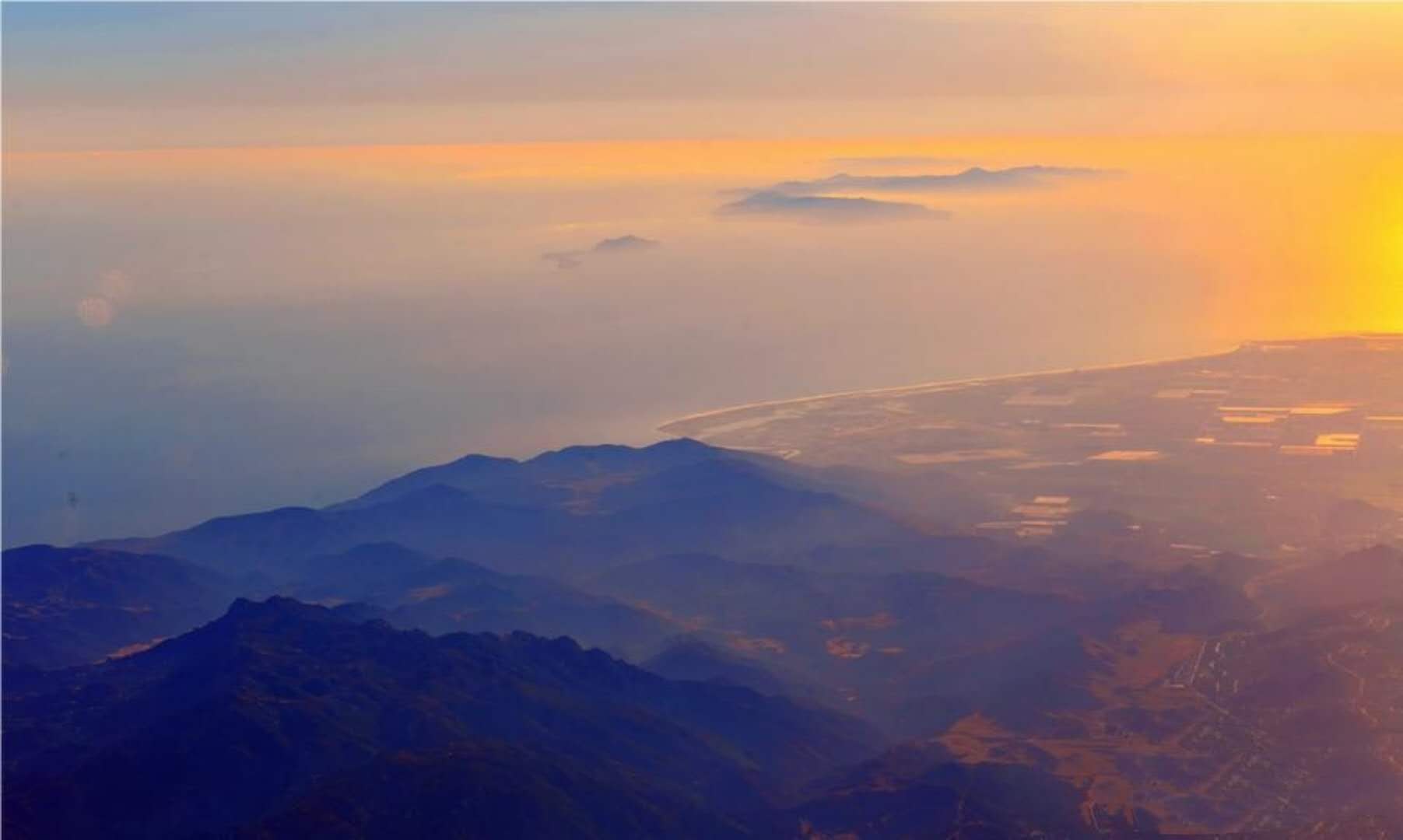 雲霞蒸蔚潑瓊幕,歲月流金韻錦途