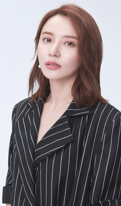 施诗:时尚大气,傲人身材