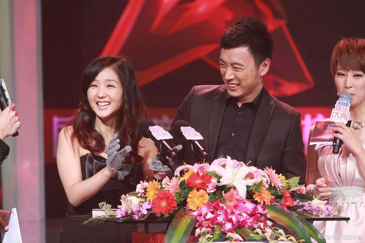 明星上台领奖的装扮