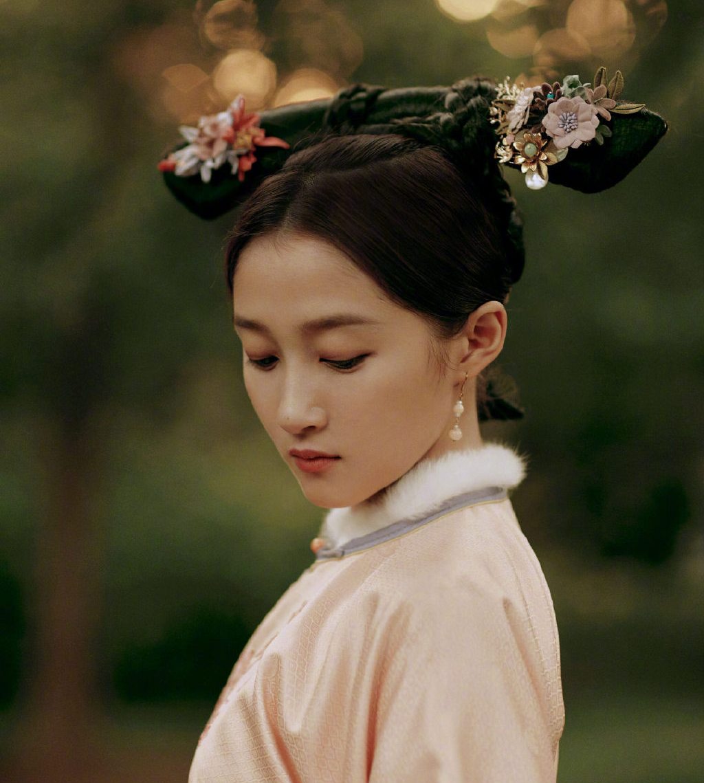 关晓彤清宫格格造型曝光,粉色长袍少女又高贵,美到鹿晗认不出