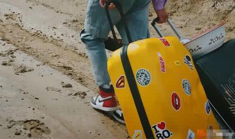 《变形计》:公子哥穿aj去农村变形,当他踩泥巴时,网友不淡定了