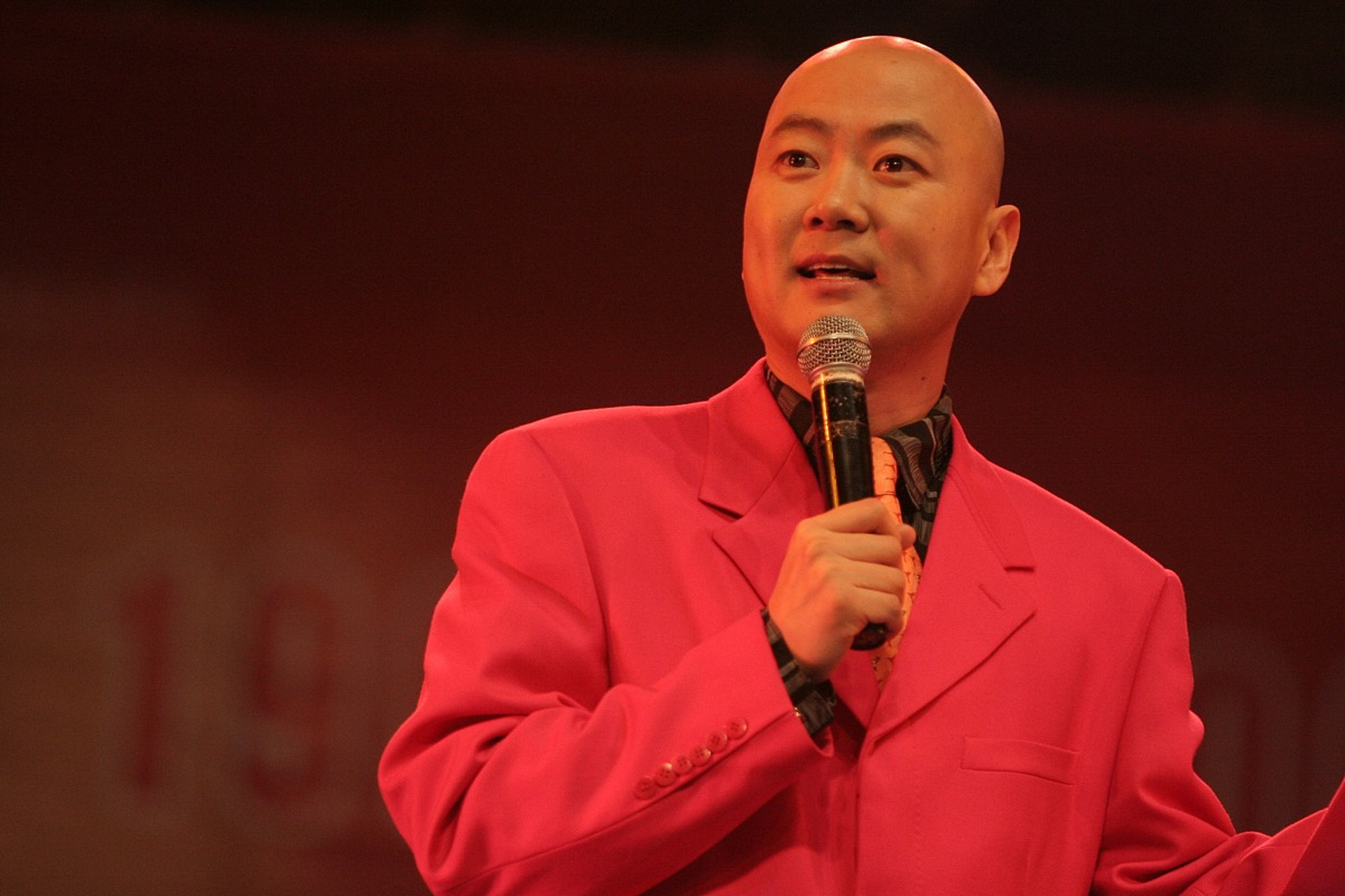 郭冬临,一个在春晚舞台上活跃了21次的小品演员,以其独特的幽默和精湛