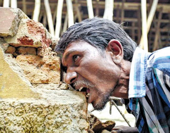 世界上的四位奇葩人类,有着"异食癖"的爱好,两位对土情有独钟