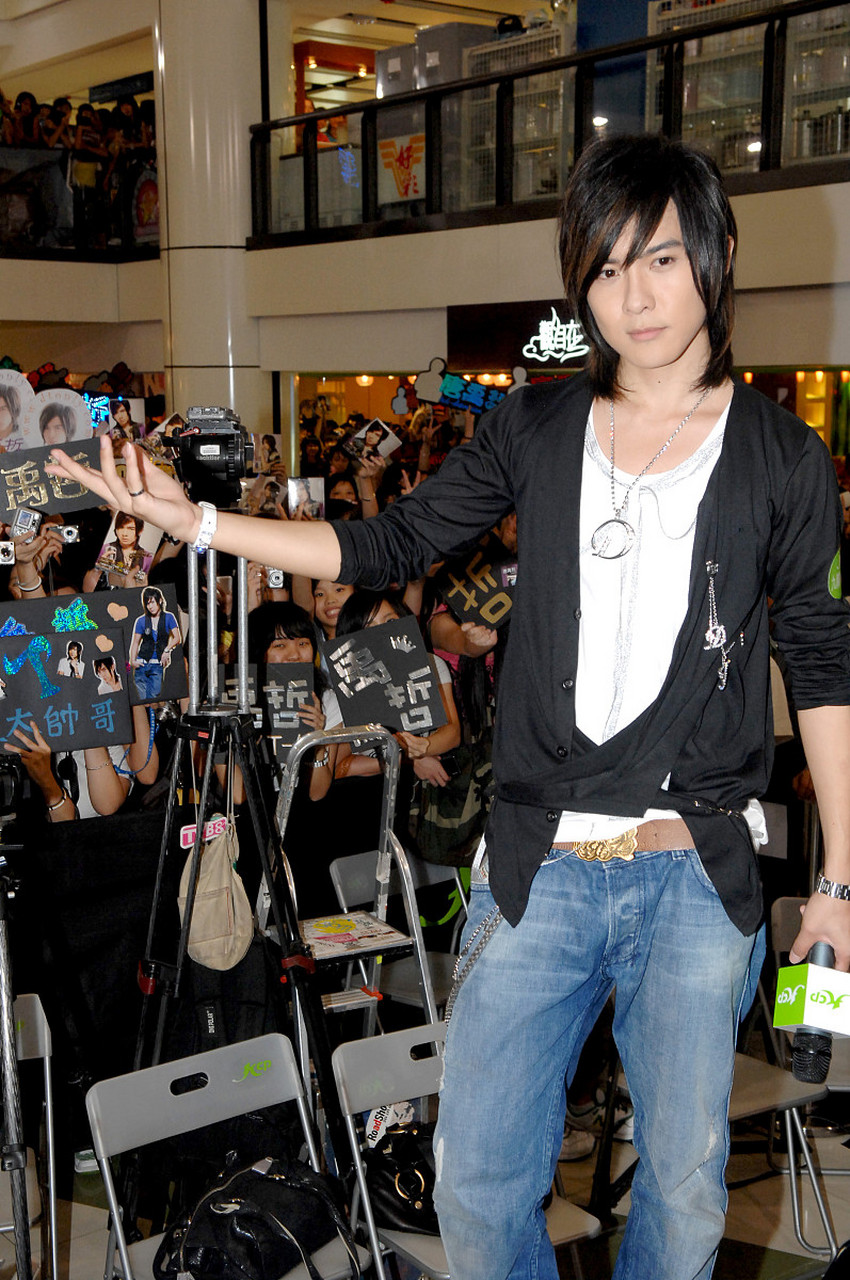 台湾男星唐禹哲在参加节目披荆斩棘第三季时,突然向小13岁的台美混血