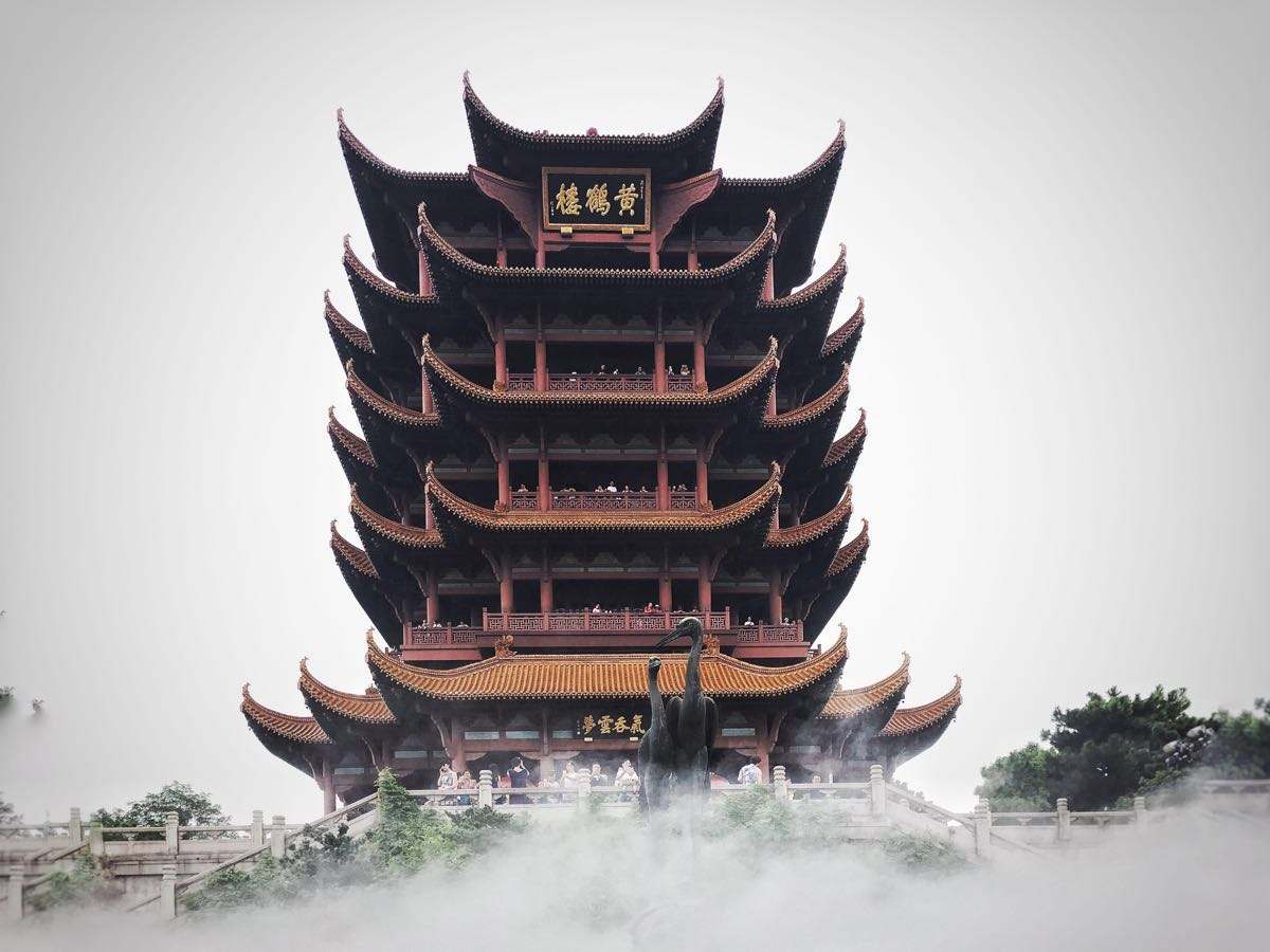 某年的一天,他登上黄鹤楼,只见晴空下的原野,树木清晰可辨,江中的鹦鹉