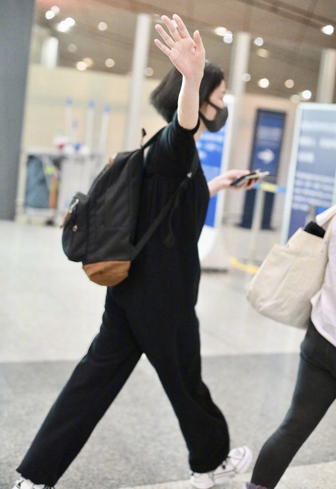 王菲紧跟形势,包裹严实现身机场对抗疫情,网友:完全凭身材认出