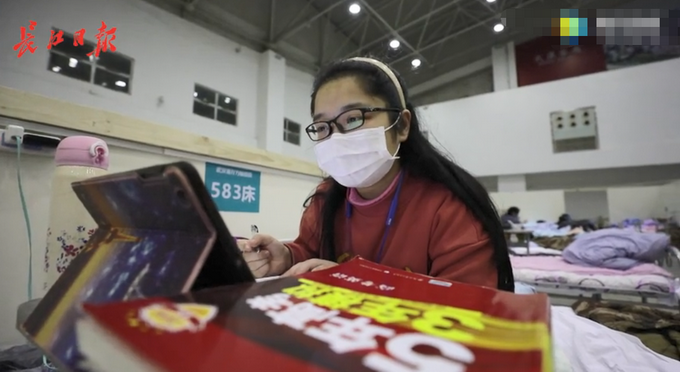 此刻,你已是满分!17岁高三女生方舱医院备战高考,网友狂赞