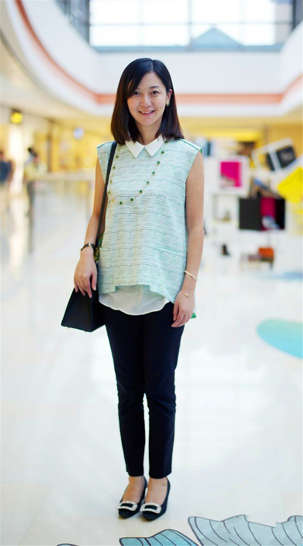 街拍:图一的小姐姐长相太男性化,网友:还有点酷酷的